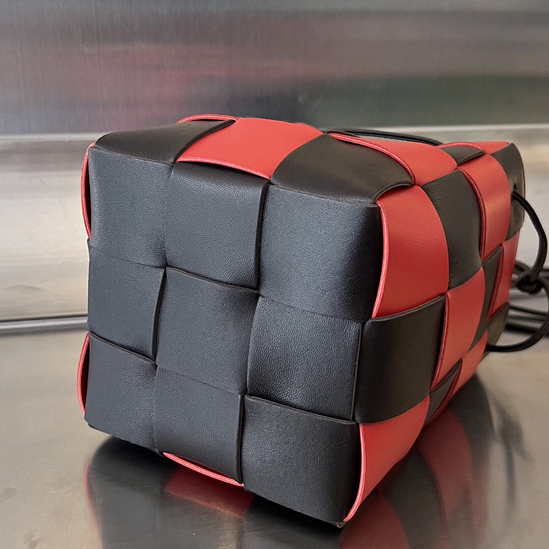 SMALL CASSETTE BUCKET 18 IN RED MIX BLACK CALFSKIN