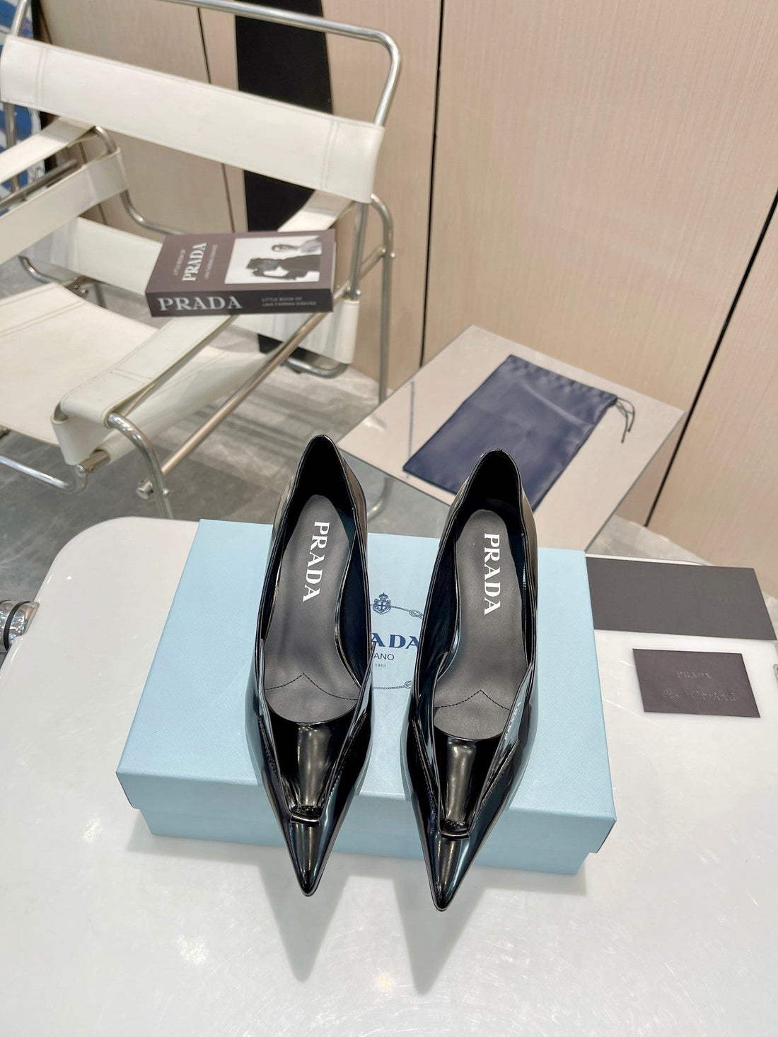 KITTEN HEEL PUMPS WITH CREATIVE SHAPE IN BLACK GLOSSY LAMBSKIN