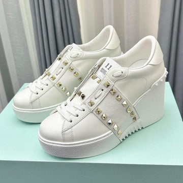 FLATFORM ROCKSTUD UNTITLED SNEAKER IN WHITE CALFSKIN