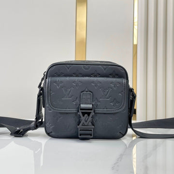 GETAWAY MESSENGER 18 IN BLACK EMBOSSED CALFSKIN