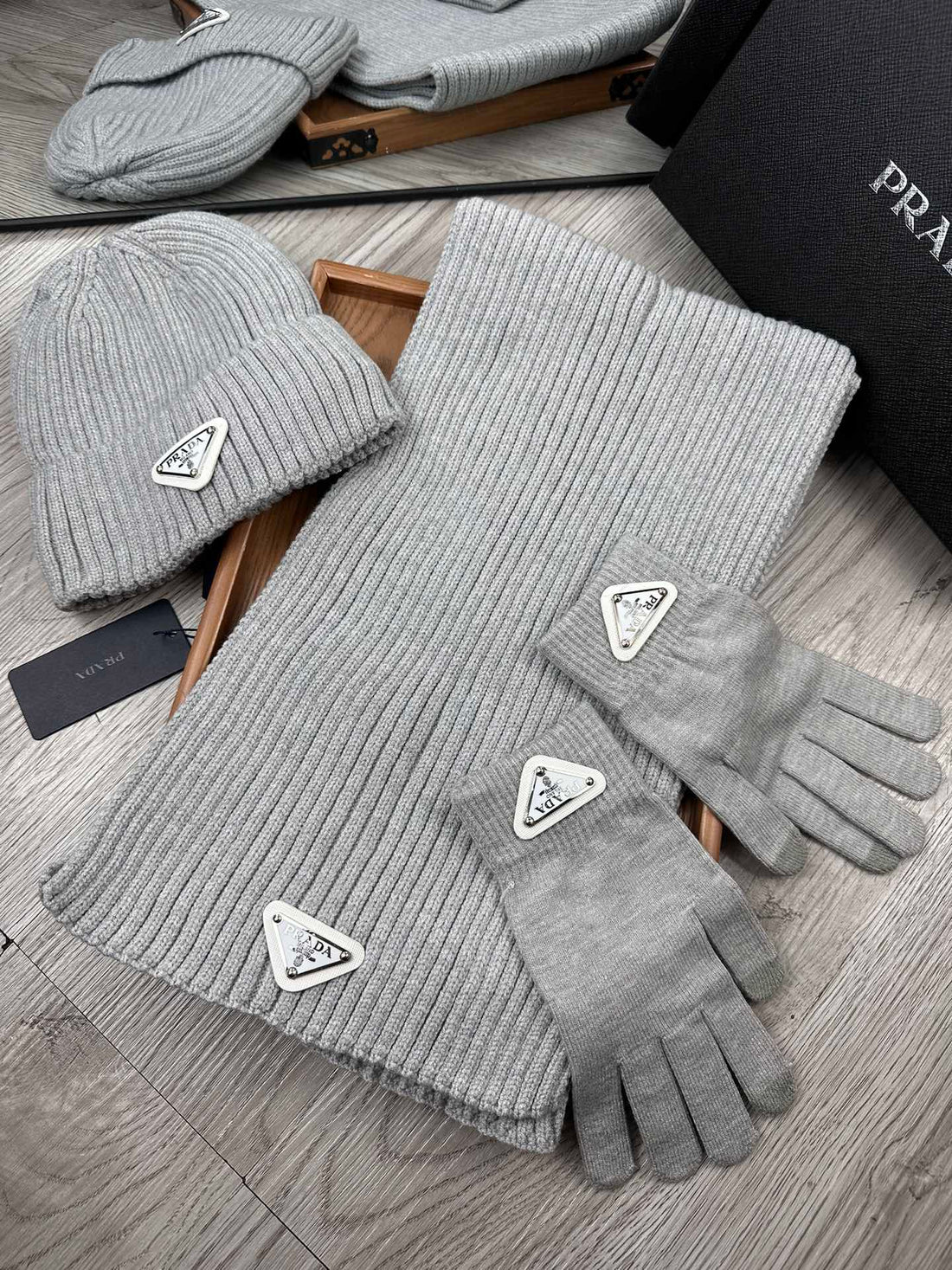 THREE-PIECES SET IN PALE GRAY WOOL AND ACRYLIC 406556