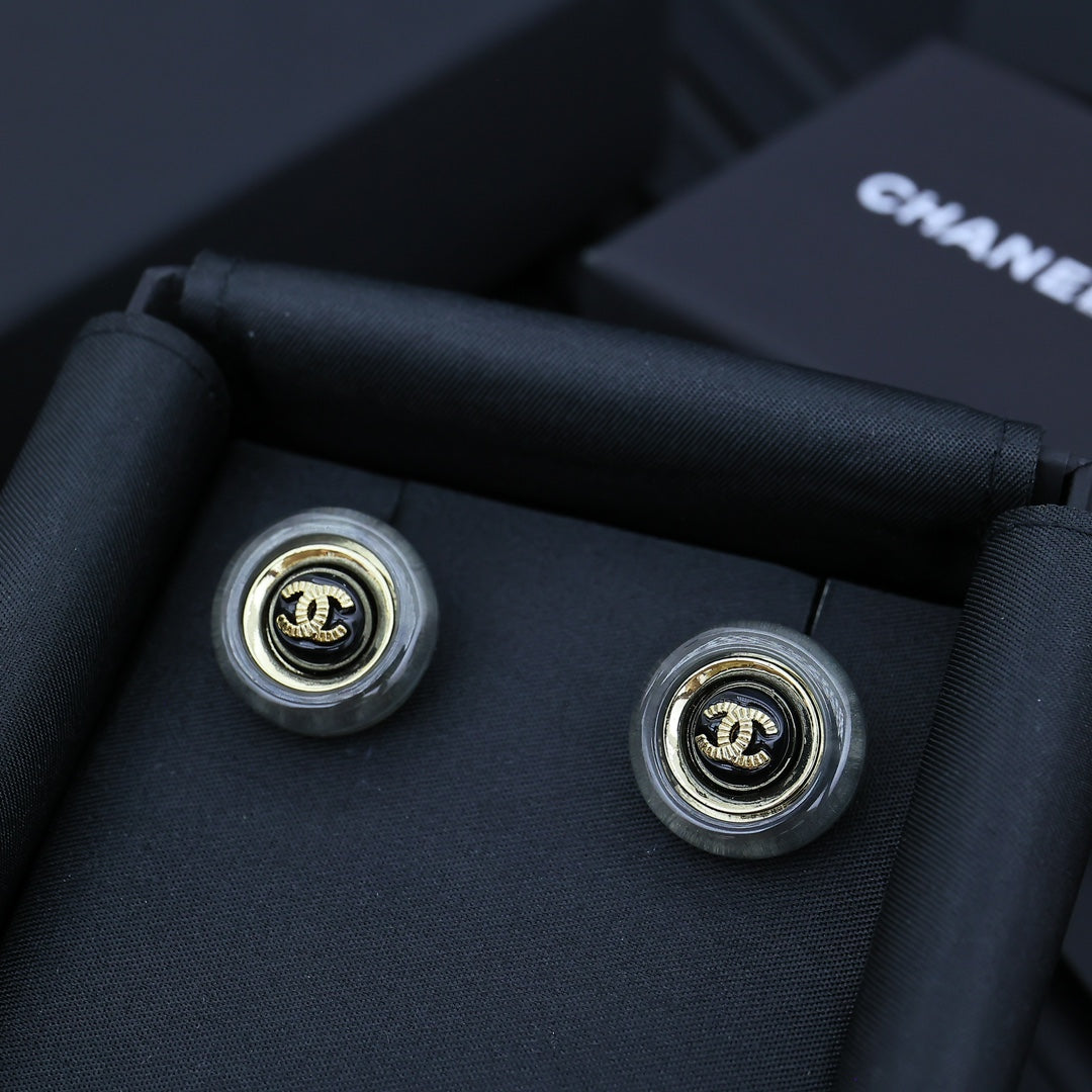 STUD EARRINGS IN GREY ACRYLIC AND BLACK CENTER WITH GOLD METAL DOUBLE C LOGO