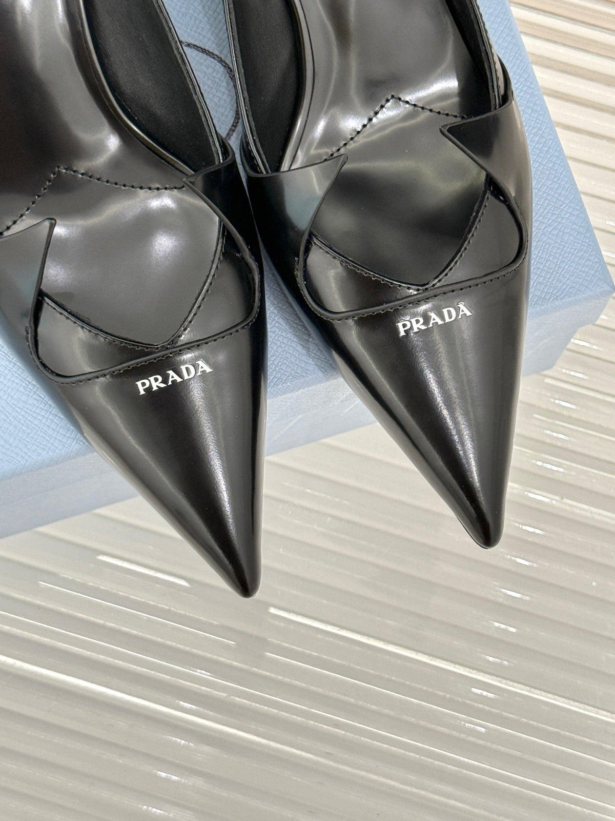 KITTEN HEEL PUMPS IN BLACK CALFSKIN