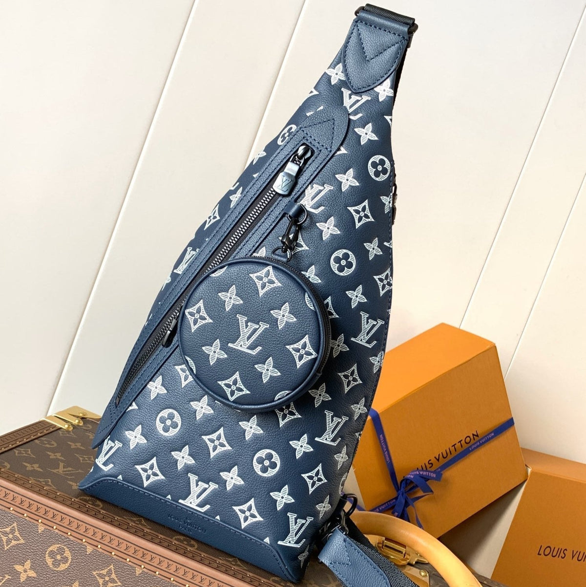 DUO CROSSBAG BAG 42 IN BLUE AND WHITE MONOGRAM SHADOW COWHIDE