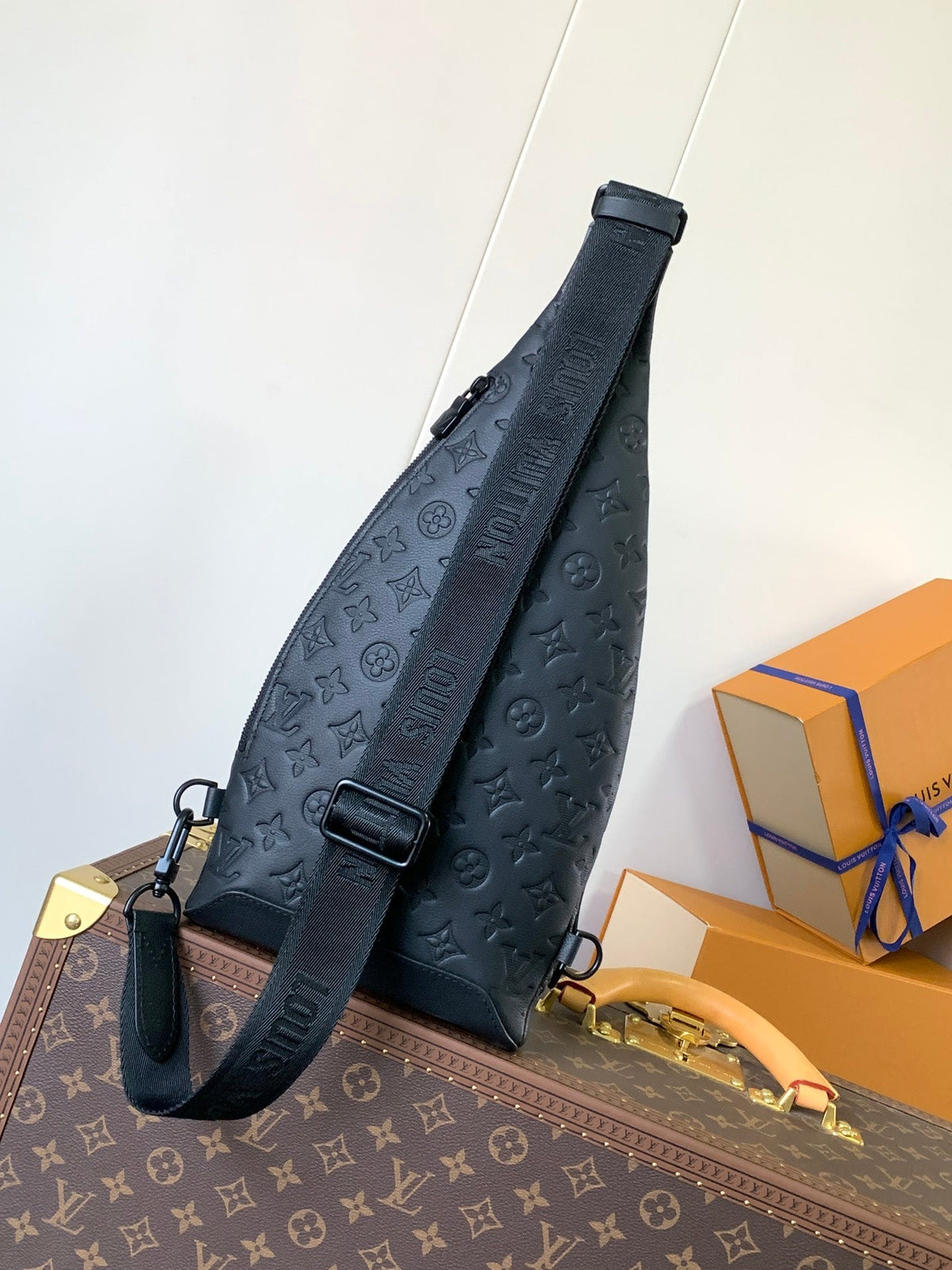 DUO CROSSBAG BAG 42 IN BLACK EMBOSSED CALFSKIN