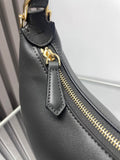 FENDIGRAPHY MEDIUM 29 IN BLACK SMOOTH LAMBSKIN GOLD HARDWARE