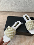 FLAT SLIDE IN WHITE LAMBSKIN WITH PEARLS