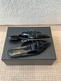 FLAT MULES IN BLACK PATENT CALFSKIN