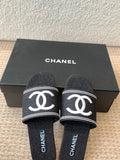 FLAT SLIDE IN BLACK DENIM WITH WHITE LOGO