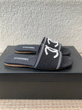 FLAT SLIDE IN BLACK DENIM WITH WHITE LOGO