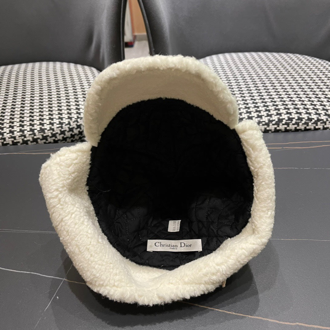 KNITTED TRAPPER HAT IN BEIGE WOOL 439524