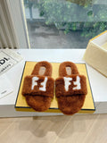 FLAT SLIDE IN GINGERBREAD BROWN FLEECE WITH WHITE LOGO