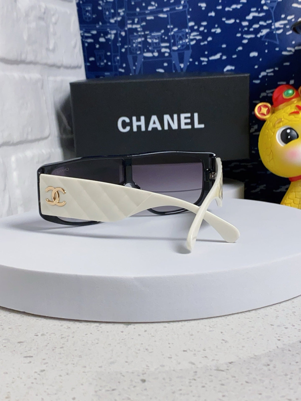 SQUARE SUNGLASSES 641781 IN BLACK ACETATE WHITE FRAME