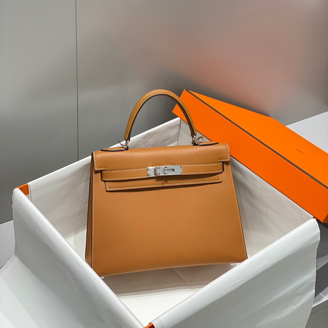 KELLY 28CM IN GOLD EPSOM CALFSKIN PALLADIUM HARDWARE