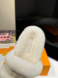 FURRY SLIPPER IN WHITE SHEARLING