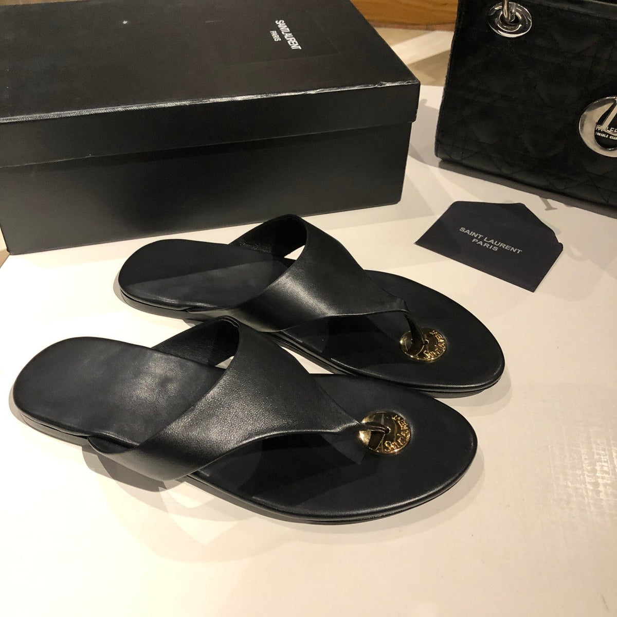 FLAT THONG IN BLACK CALFSKIN
