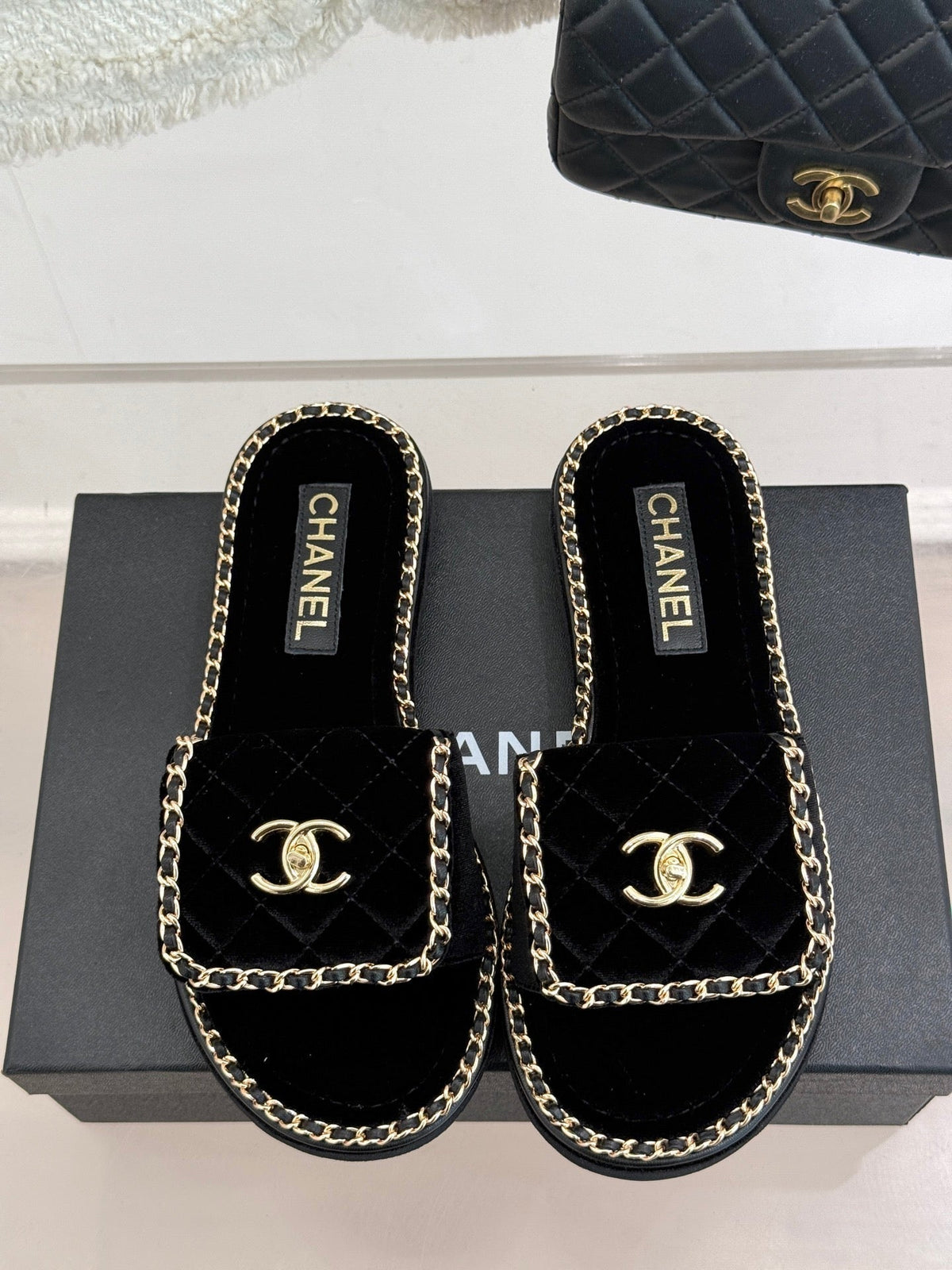 FLAT CHAIN HEART SLIPPER IN BLACK VELVET