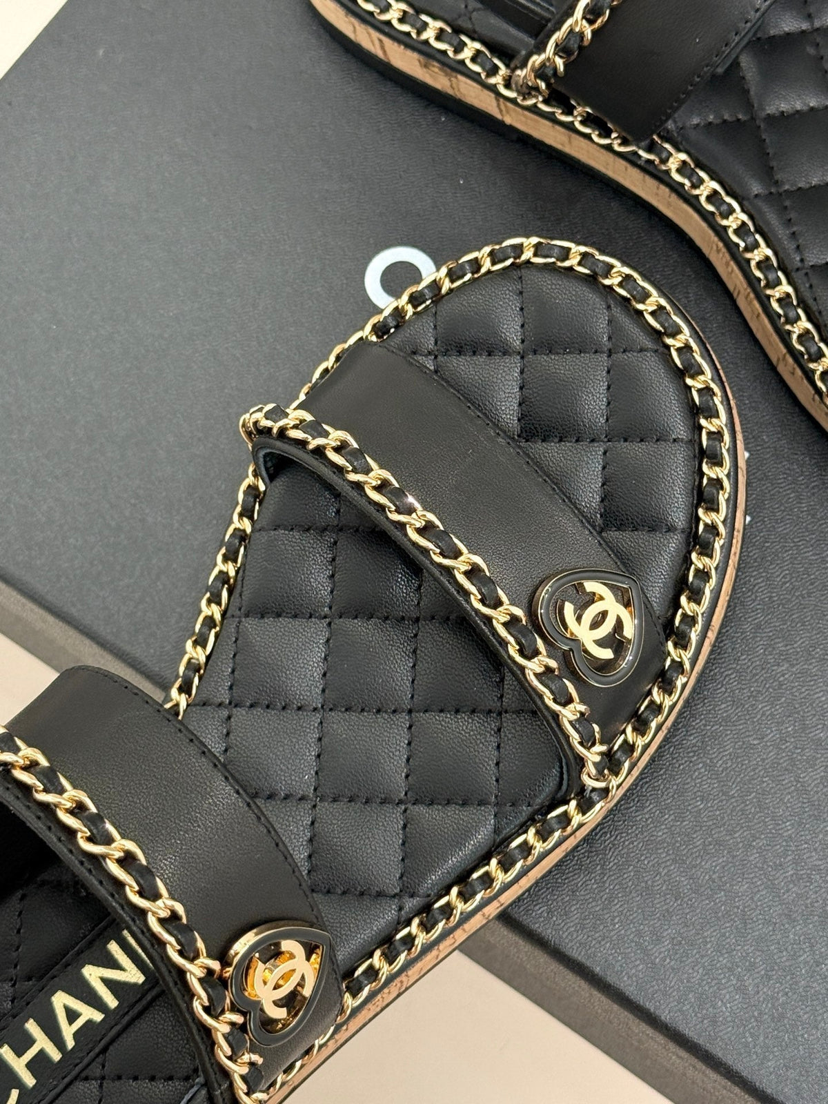 FLAT CHAIN HEART SANDAL IN BLACK LAMBSKIN