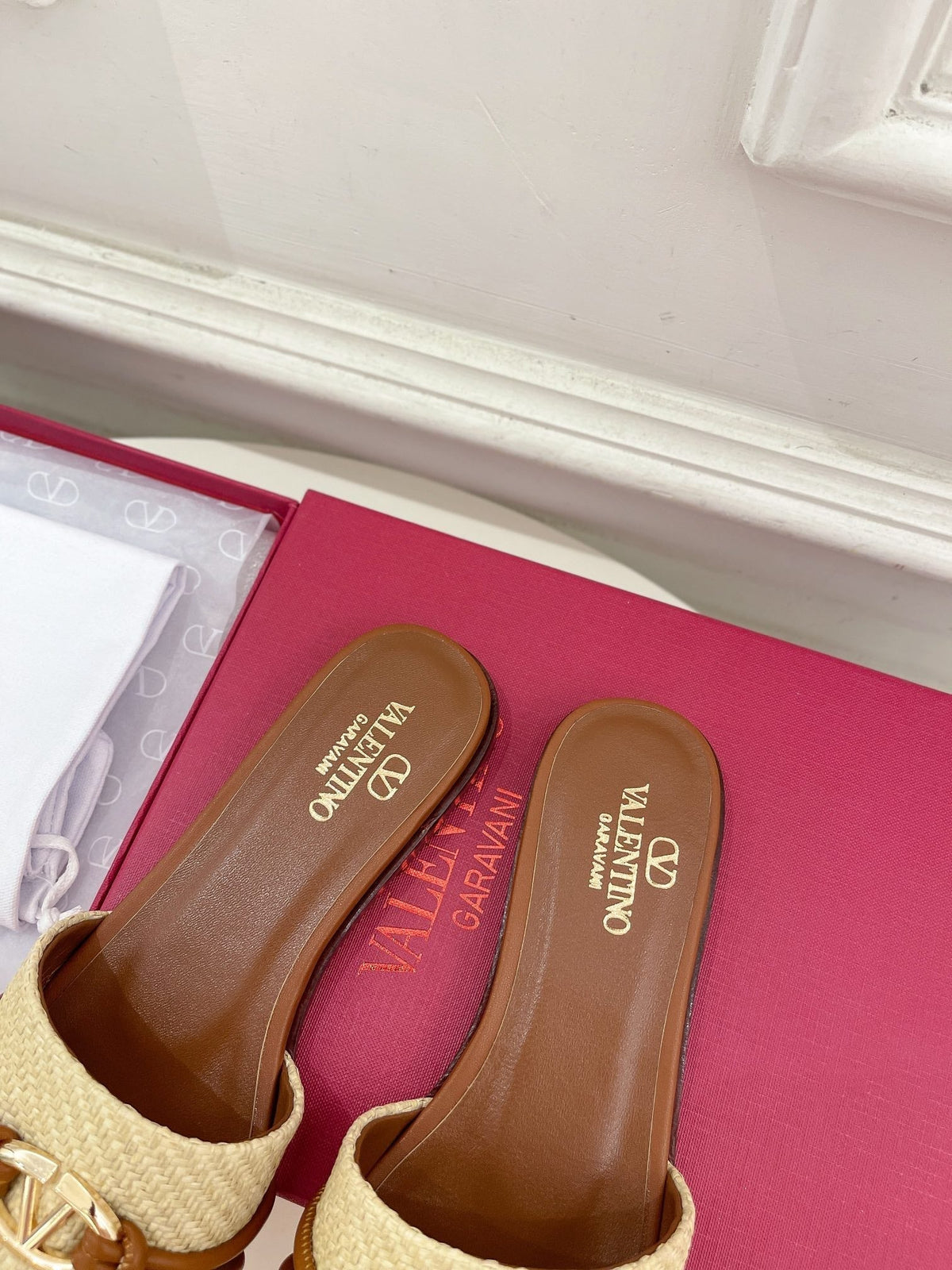 GARAVANI V LOGO SIGNATURE SLIDE IN BEIGE RAFFIA AND BROWN CALFSKIN