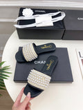 FLAT SLIDE IN BLACK CALFSKIN WITH PEARLS